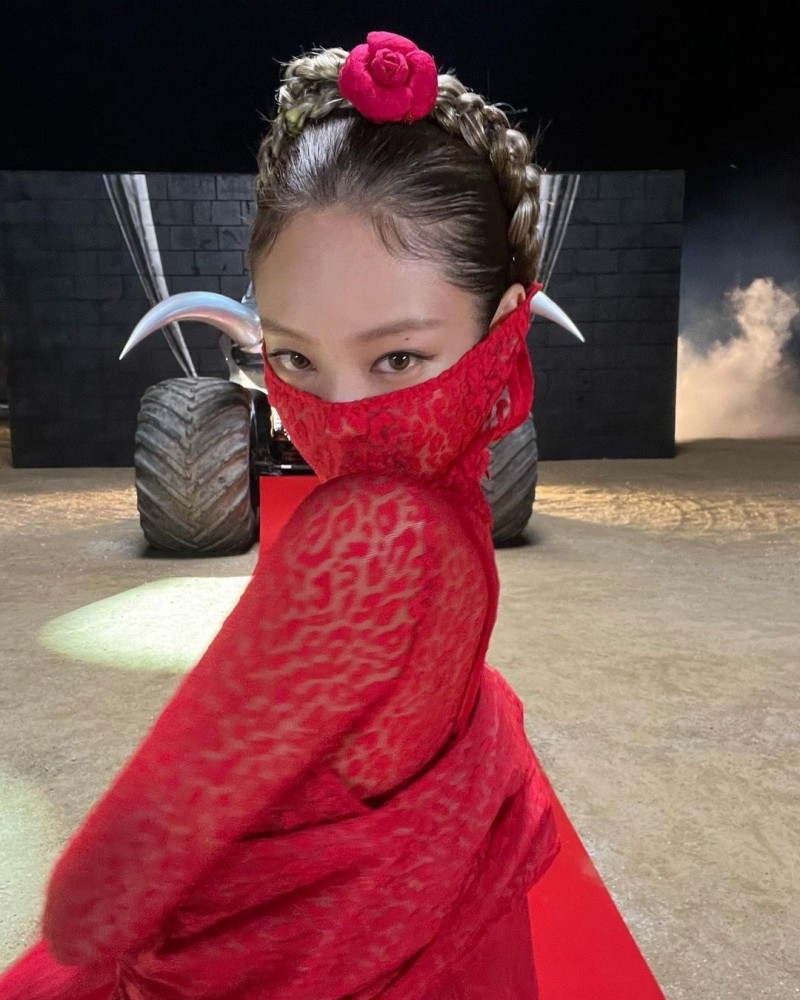 blackpink jennie公开mv幕后花絮,红纱半遮面颇有侠士范_腾讯新闻