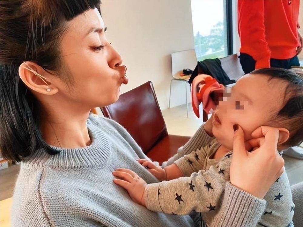 林依晨女儿正脸首曝光,小脸肉嘟嘟五官似爸爸,坐在婴儿车上玩耍_腾讯