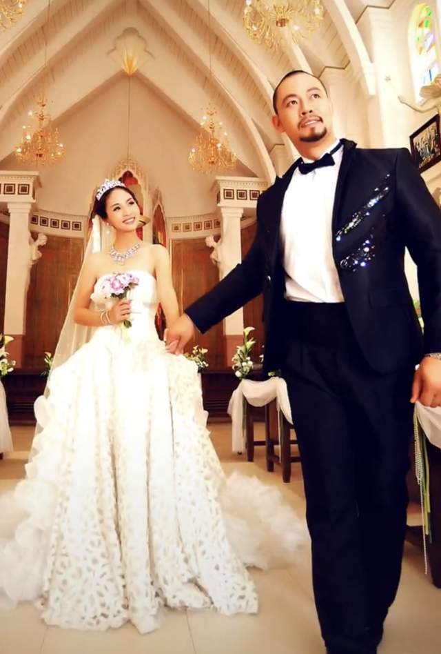 48岁"鲁智深"晋松晒全家福,庆祝结婚16周年,小11岁妻子颜值高