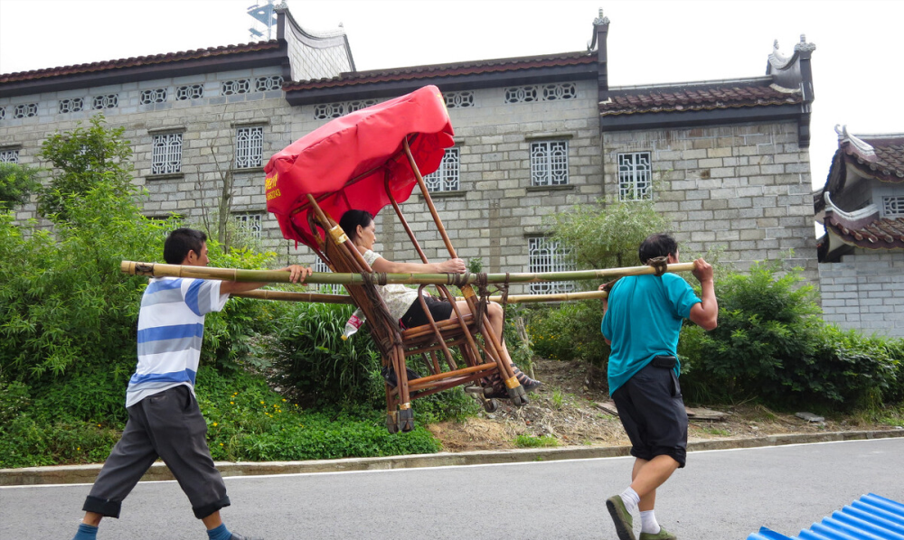 游客花钱坐轿上山,抬轿夫靠此赚钱,网友不乐意了:践踏别人尊严