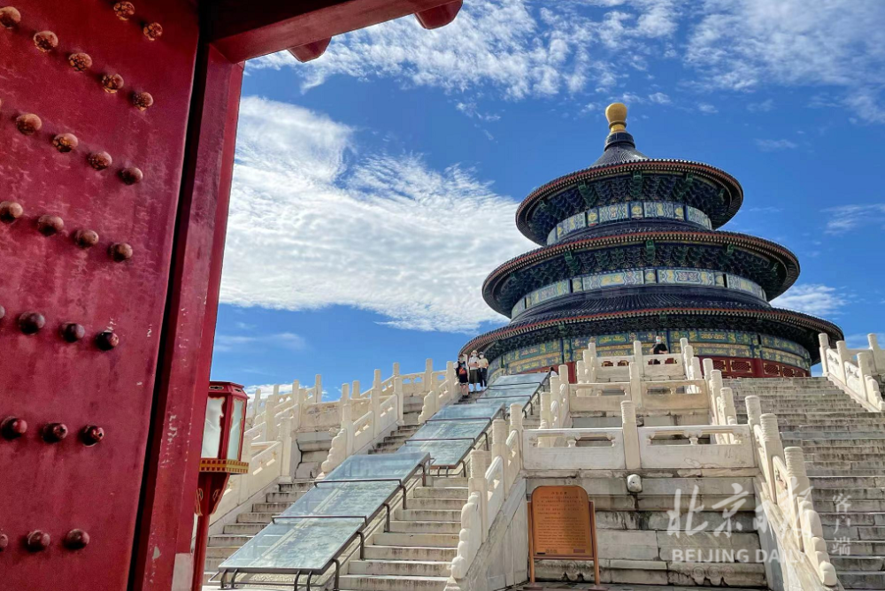 今日北京流云飞舞，市民游客走进天坛访古赏云免费的小学英语app