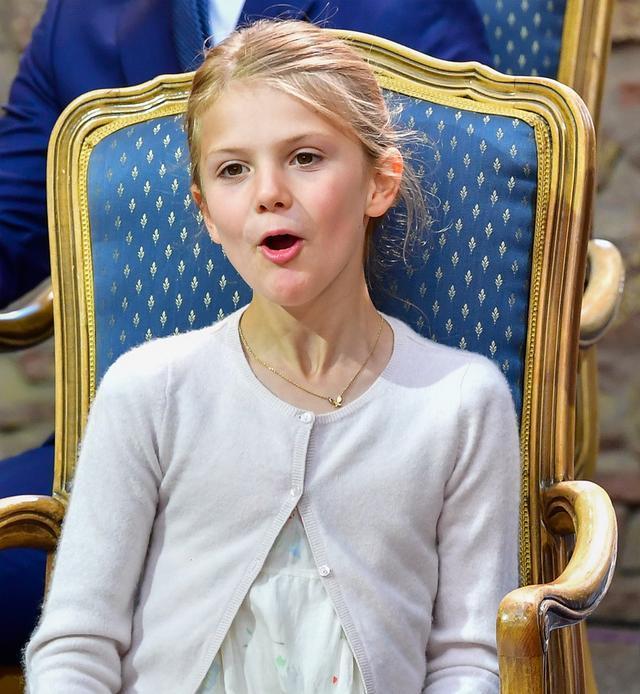 丹麦伊莎贝拉公主这条黄金配黑珍珠的现代设计感觉不错3,简约手链