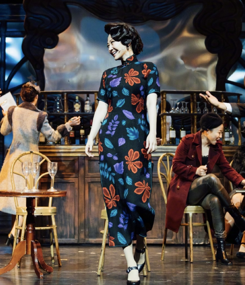 许晴就算是穿着宽松的t恤,也能让宽松的t恤秒变紧身衣,简简单单的白