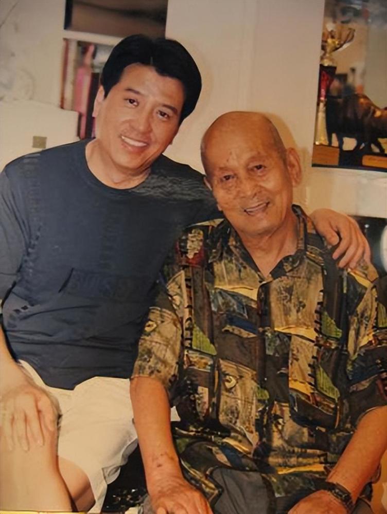 关少曾父亲是琴书泰斗培养女儿关晓彤如今女儿成最大骄傲