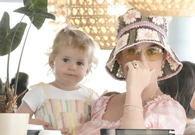 水果姐享受大海壮硕身姿很真实精灵王子摆脱臃肿肌肉夺目