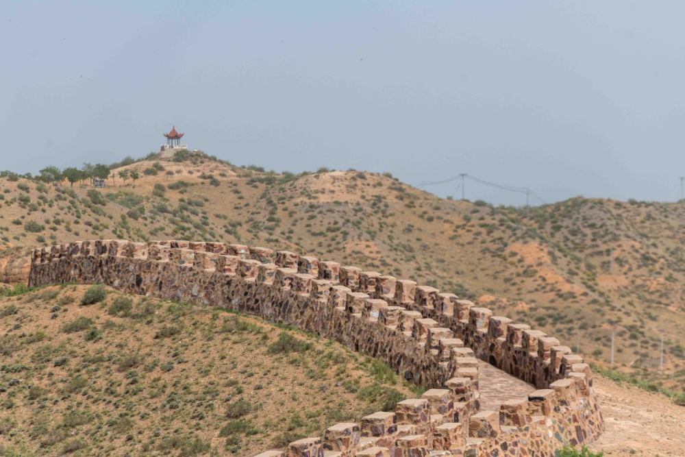 眼前是荒凉的土基,但当你看见那块宁夏古长城的介绍牌时,便会目不转睛