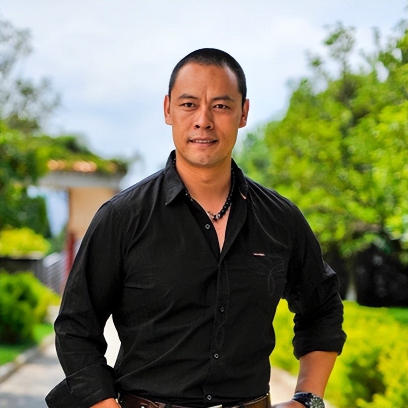 与老婆相爱16年,48岁晋松罕见秀妻,硬朗外表下居然是"暖男心"_腾讯