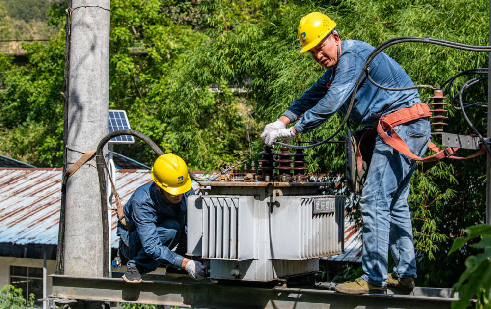 负荷过大变压器烧坏电力工人4小时抢修保障近百户村民用电