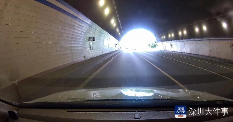 与"黑洞效应"相反,"白洞效应"是指驾驶员从隧道出来的时候光线忽然从