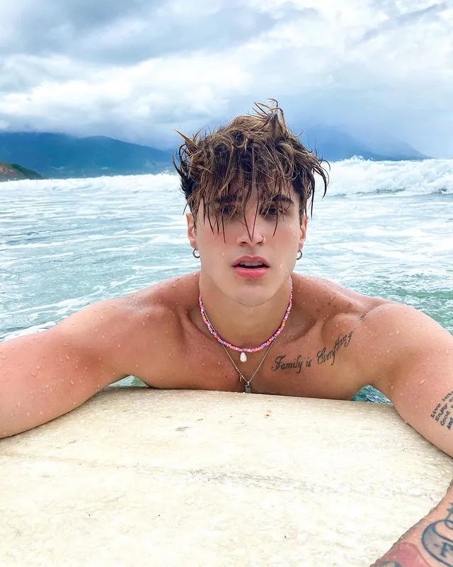 女儿却11岁了?网友质疑:是亲生吗?