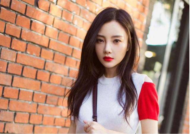 40岁李小璐晒近照五官变化大,鼻子眼睛怪异撞脸杨颖