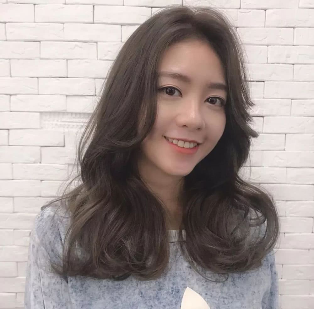 女人上了年纪,头发只能越来越短吗?推荐4款齐肩卷发,洋气减龄插图7