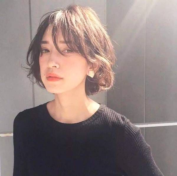 女人上了年纪,头发只能越来越短吗?推荐4款齐肩卷发,洋气减龄插图10