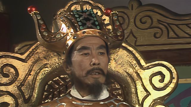 这两位老师长得确实跟孪生兄弟一样,其实饰演车迟国国王的叫赵玉秀,他