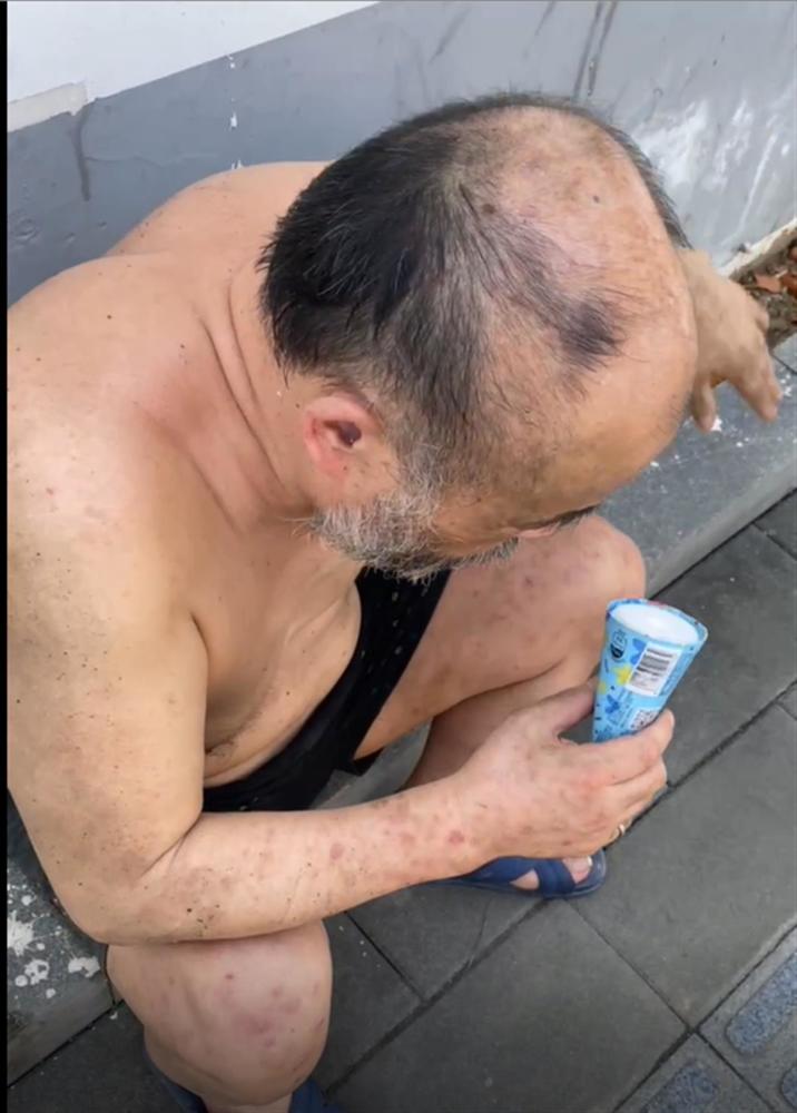 街头光膀睡觉,被市民误认出了意外_腾讯新闻