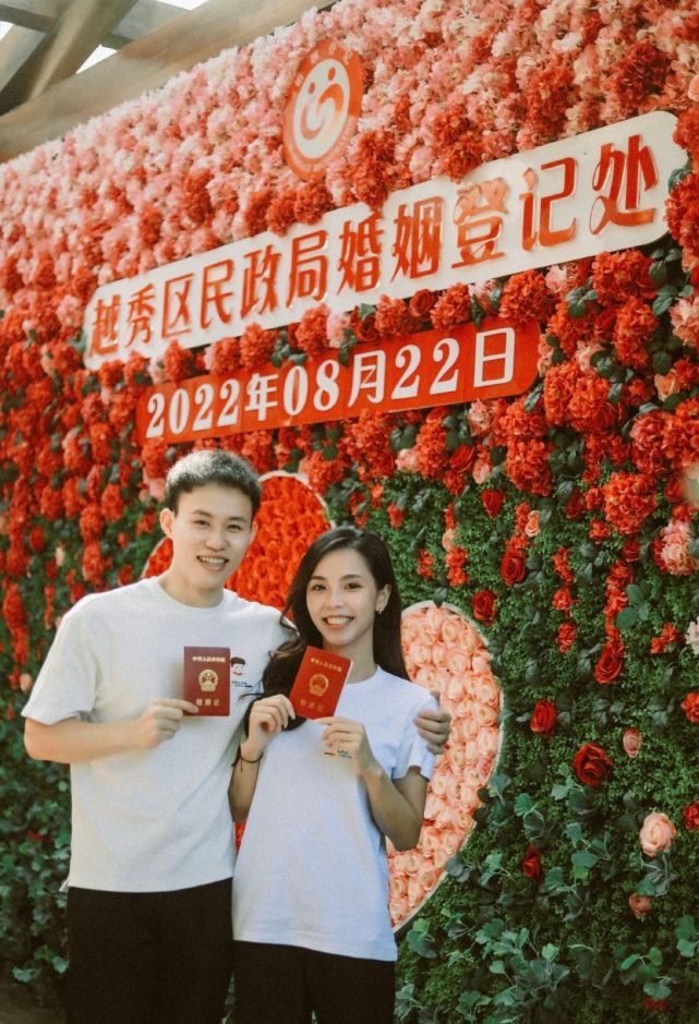 26岁奥运冠军官宣领证,全红婵点赞,老婆1米65像混血,青梅竹马