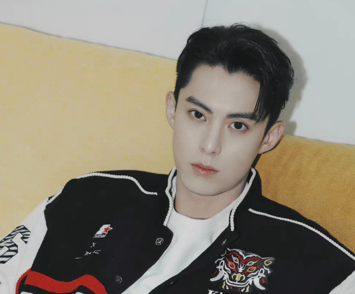 王鹤棣走红前生图曝光,嘴歪大小眼明显,惨被网友吐槽难看_腾讯新闻