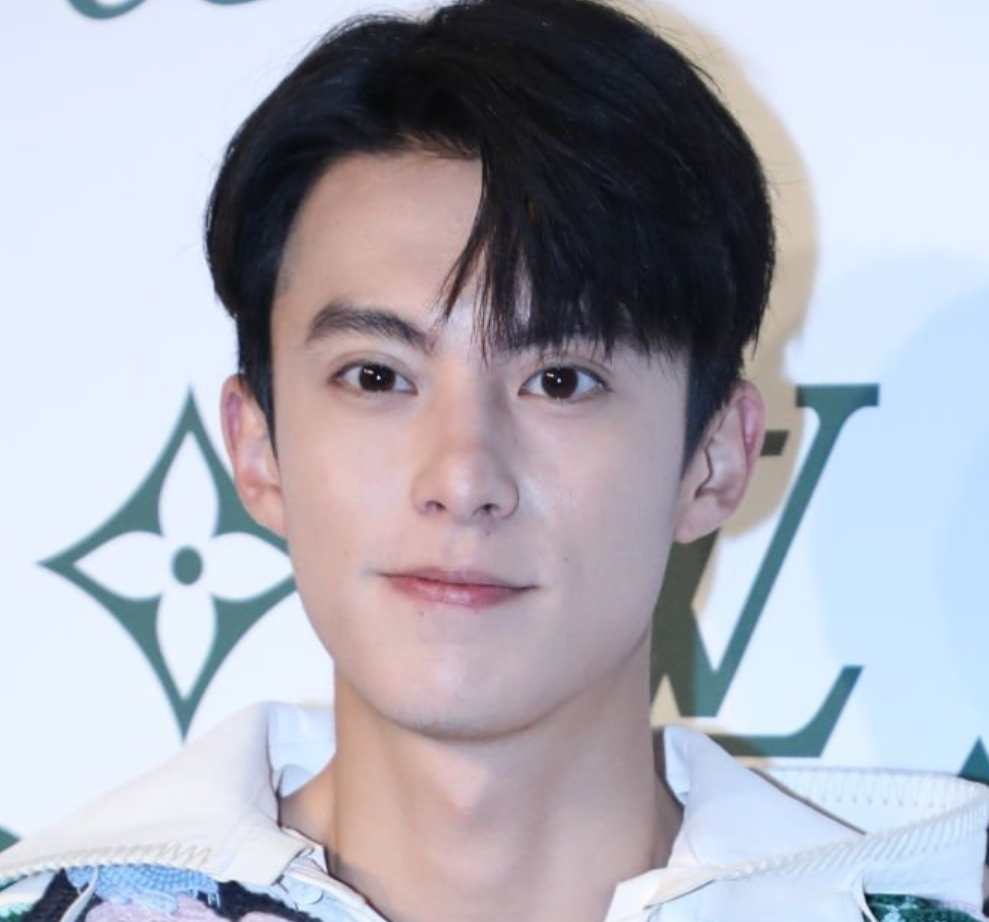 王鹤棣走红前生图曝光,嘴歪大小眼明显,惨被网友吐槽难看_腾讯新闻