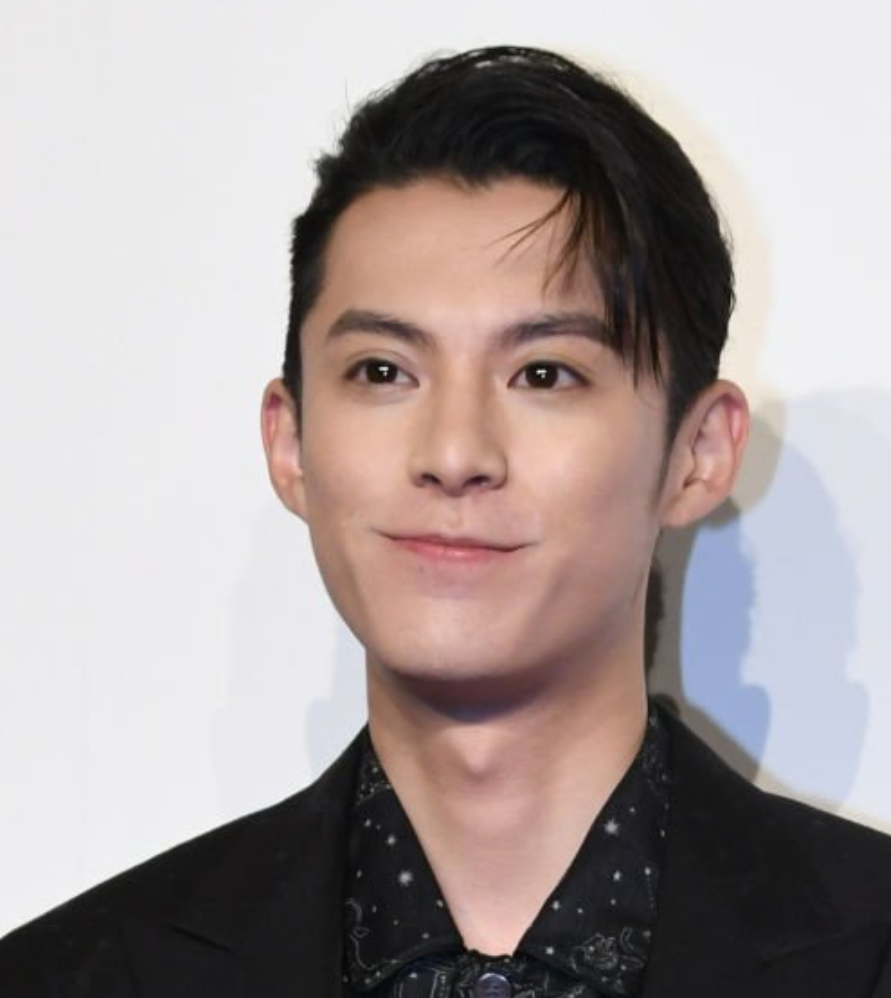 王鹤棣走红前生图曝光,嘴歪大小眼明显,惨被网友吐槽难看_腾讯新闻