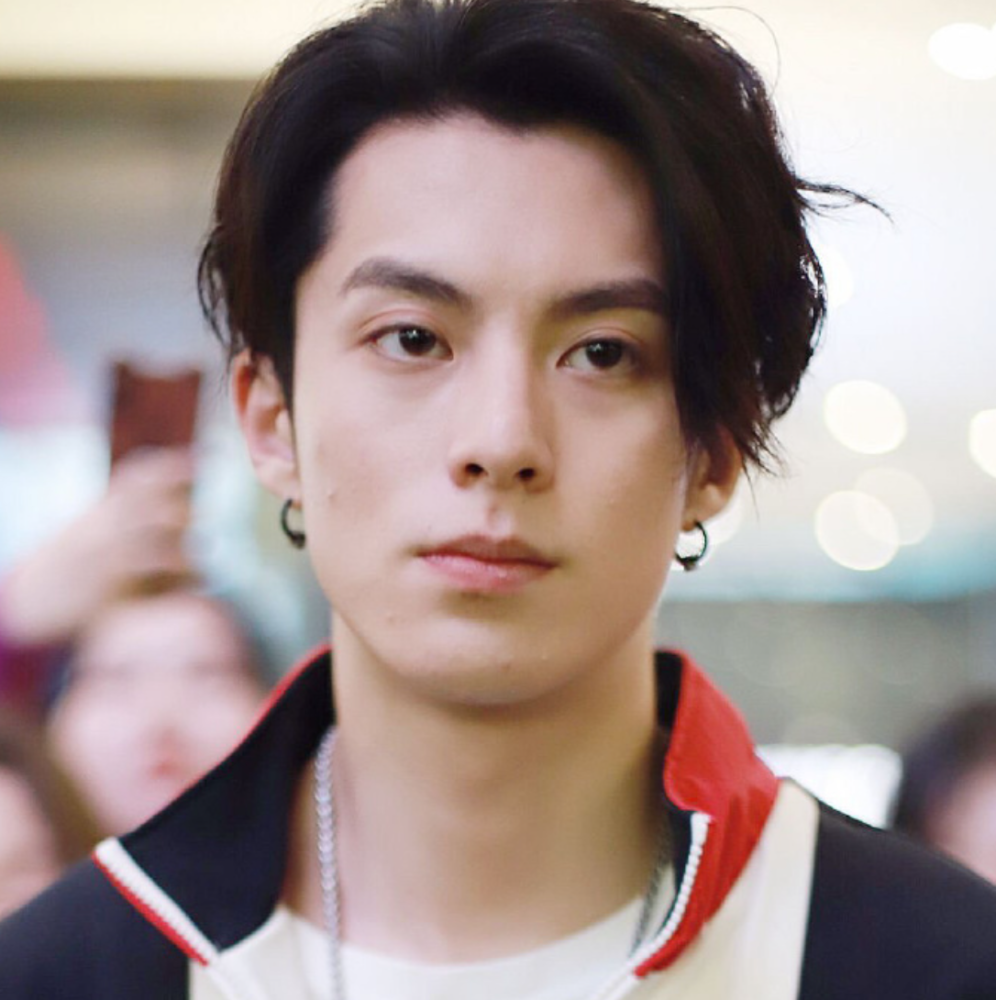 王鹤棣走红前生图曝光,嘴歪大小眼明显,惨被网友吐槽难看_腾讯新闻