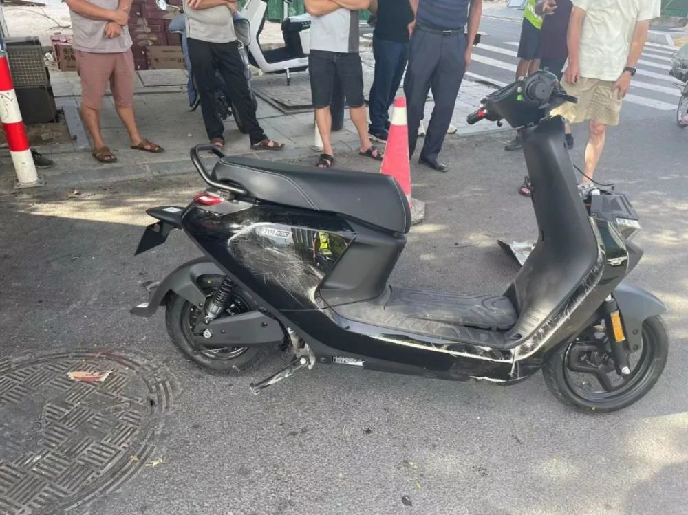 漳州一小轎車與電動車相撞後刮碰停放路邊的重型半掛牽引車結果