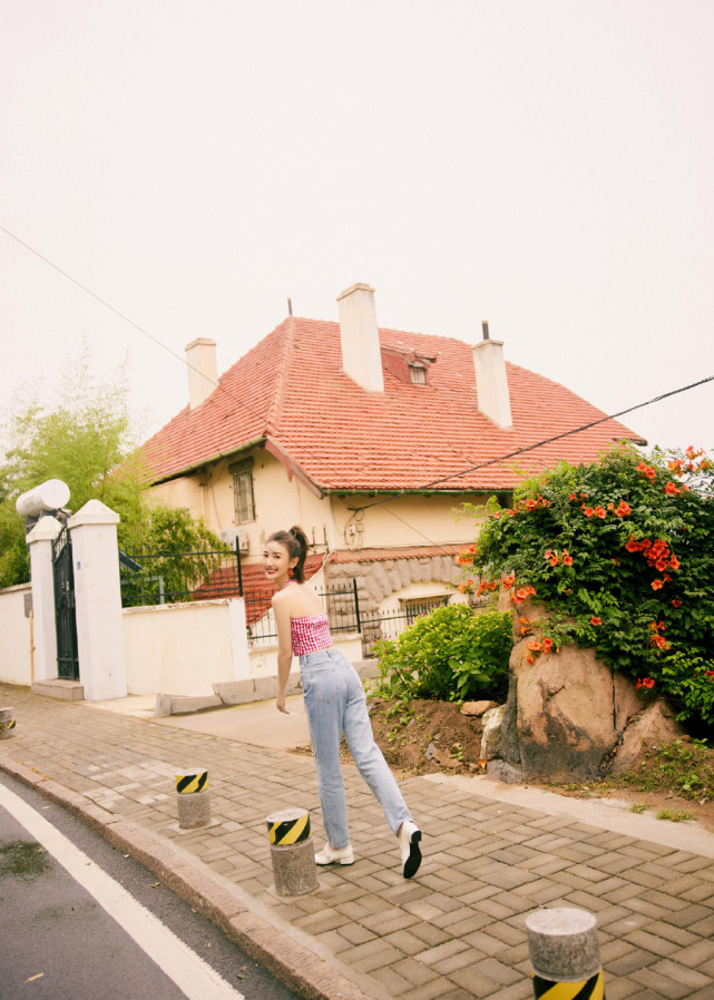 34岁的毛晓彤真会打扮,身穿绿色外套黑色皮裙,高级时髦又减龄