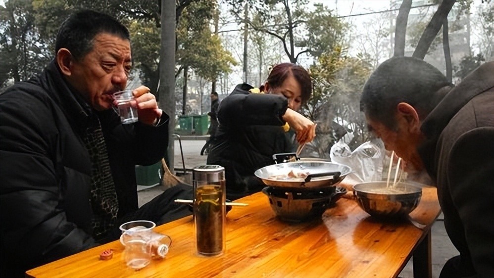 山東露天早酒館,羊肉85一斤白酒3口一瓶,酒仙遍地是陋習嗎?_騰訊新聞