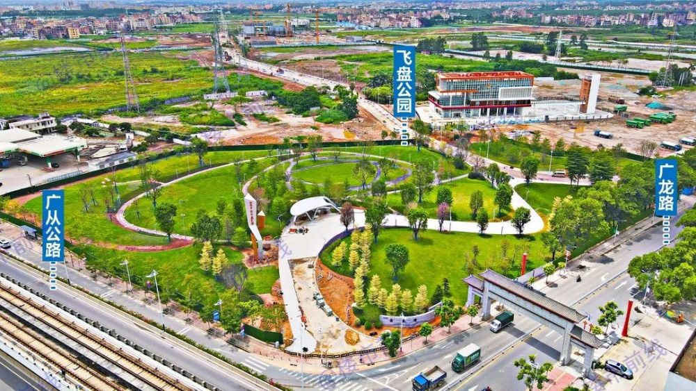 虽然还没对外开放,但从航拍可以看到,楼盘入口一带就是一个大型公园