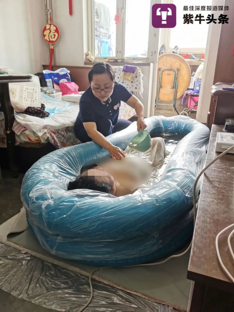 人大硕士创业当"助浴师"为失能老人洗澡_腾讯新闻