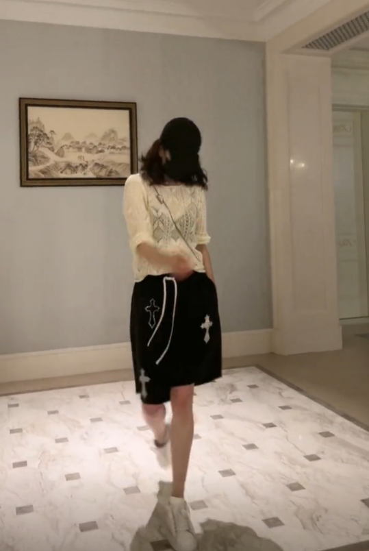 上衣太薄透出黑色内衣,扭腰摆跨动作奔放_腾讯新闻