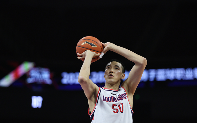 结合经验,竞技状态和身高等多重因素,广州男篮或许才选择让郑准再打一