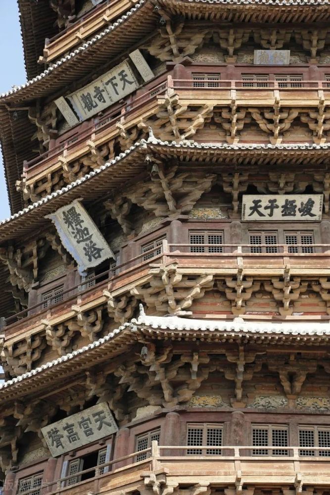 不用钉不用铆,以54种斗拱的垫托接联砌建而成,被称为"斗拱博物馆"