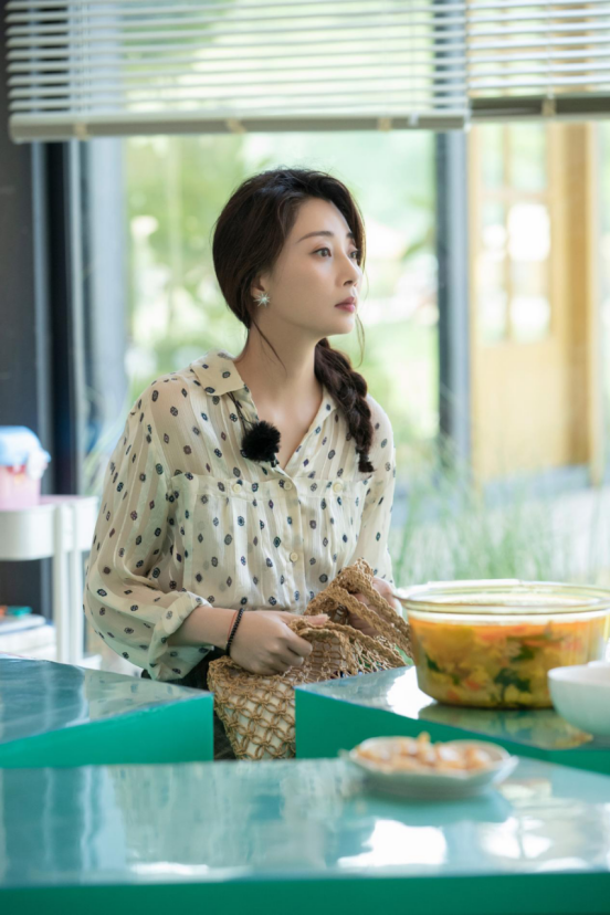 殷桃最新综艺穿搭真是优雅!淑女风的小碎花裙子,穿出别样温柔插图5