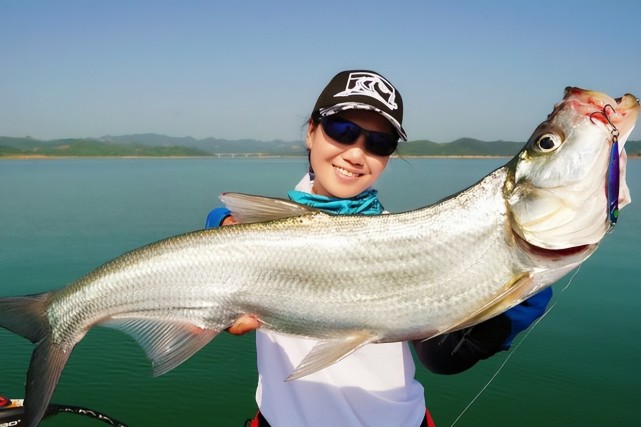 初秋手竿钓翘嘴,采用这3个方法,翘嘴连竿不再是难事