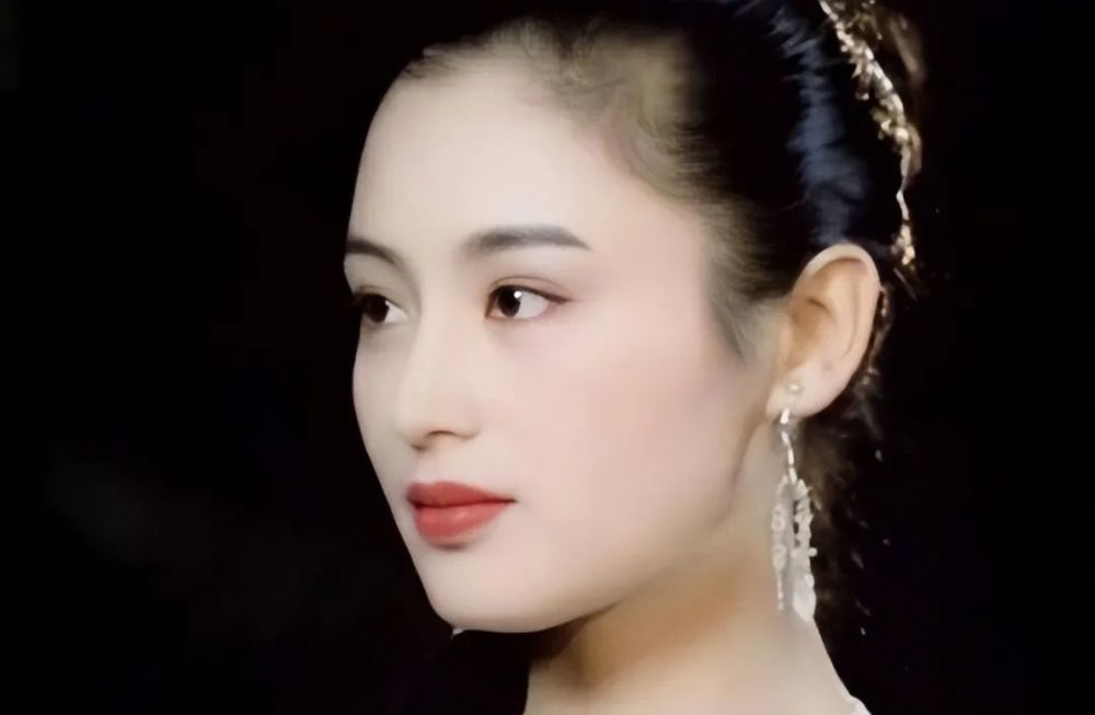 叶倩文的白发,陈红眼角纹,邱淑贞双下巴,打了多少整容女星的脸插图40