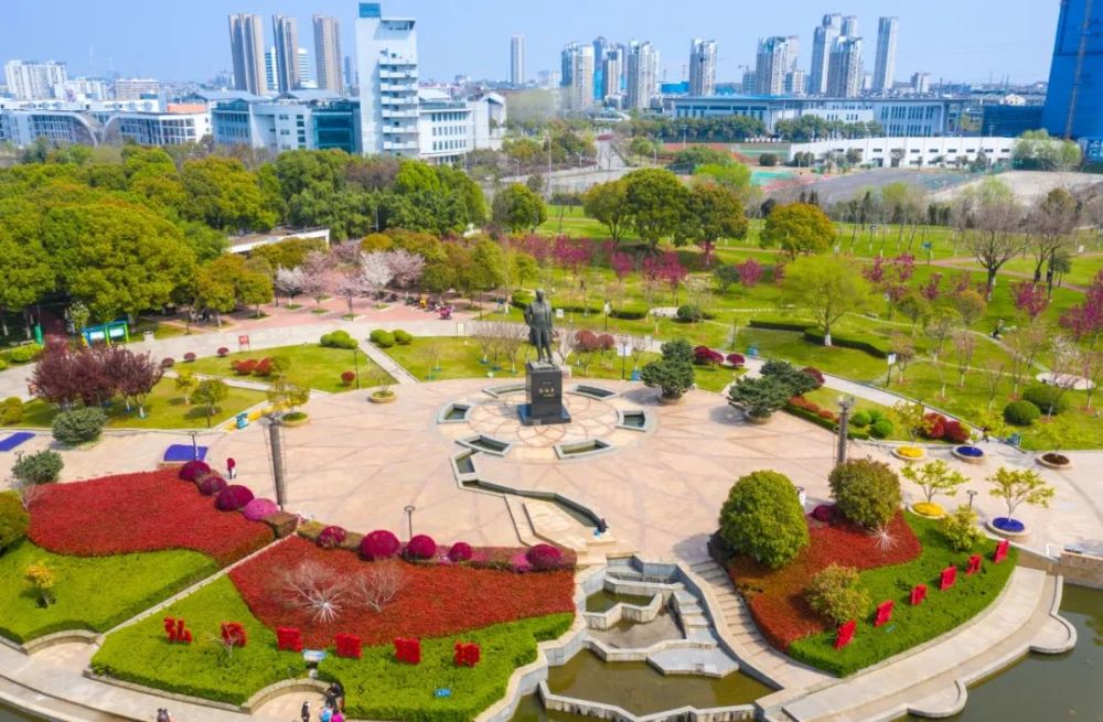 范旭东广场的树先生