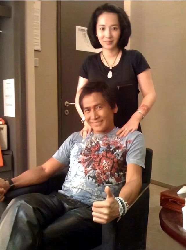 他娶了小24岁的四川女孩孙丽雅,只比齐秦的"私生子"方伟大一岁