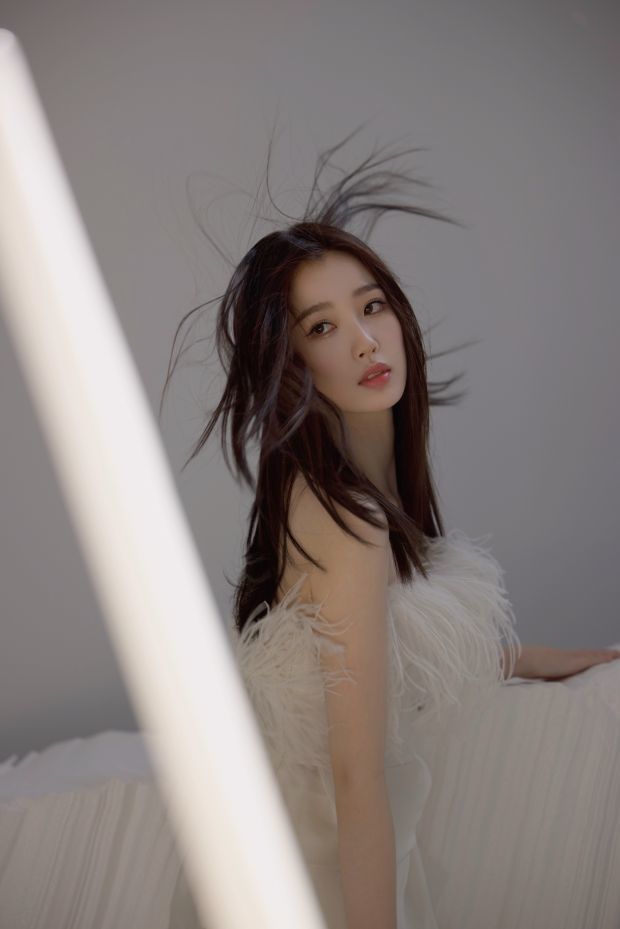 虞书欣最新杂志封面释出身穿白色长裙眼神动人