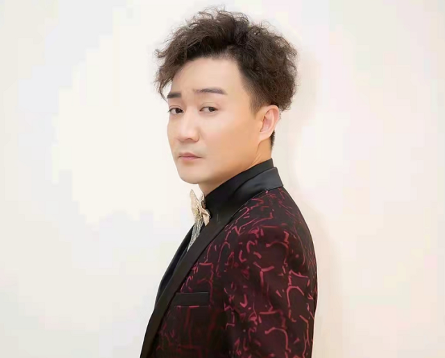 据悉,现年46岁的阿进是安徽主持人,原名徐进,早年主持过不少栏目,比如