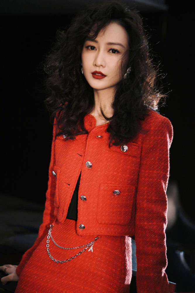 40岁王鸥美爆了,穿红色西装配黑色蕾丝打底,涂红唇烫卷发太惊艳_腾讯