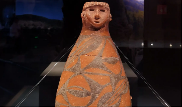 5厘米,底径6.8厘米的人头形器口彩陶瓶.