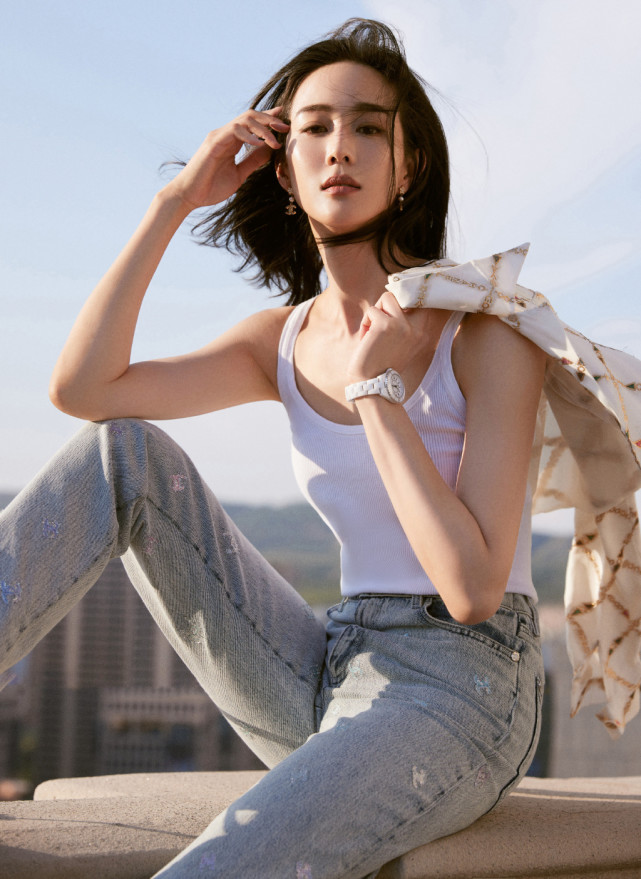 39岁的张钧甯气质绝了,无袖白色上衣搭配牛仔裤简约时髦,超好看