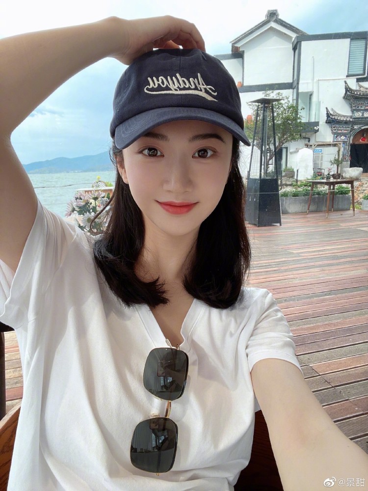 景甜晒海边游玩九宫格照片棒球帽白t显青春