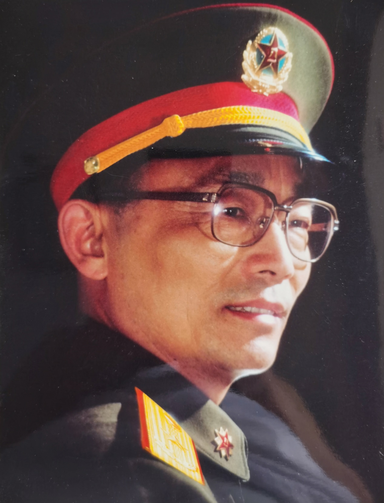 艺术简历殷宝洪,原解放军艺术学院政委(正军职),兼职教授,少将军衔.