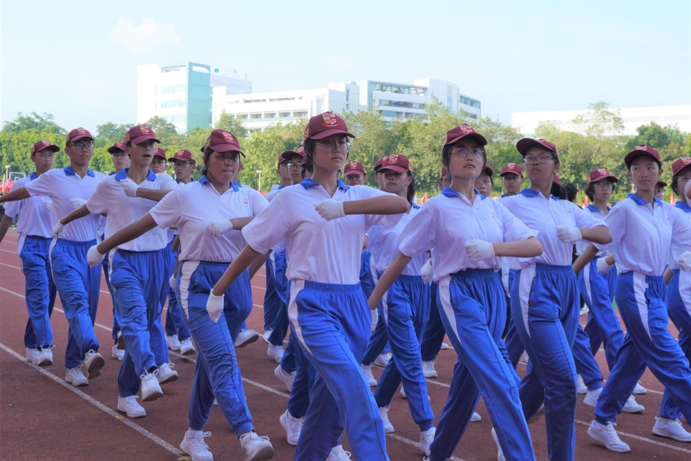 广大附中新生军训尽显国防特色_腾讯新闻