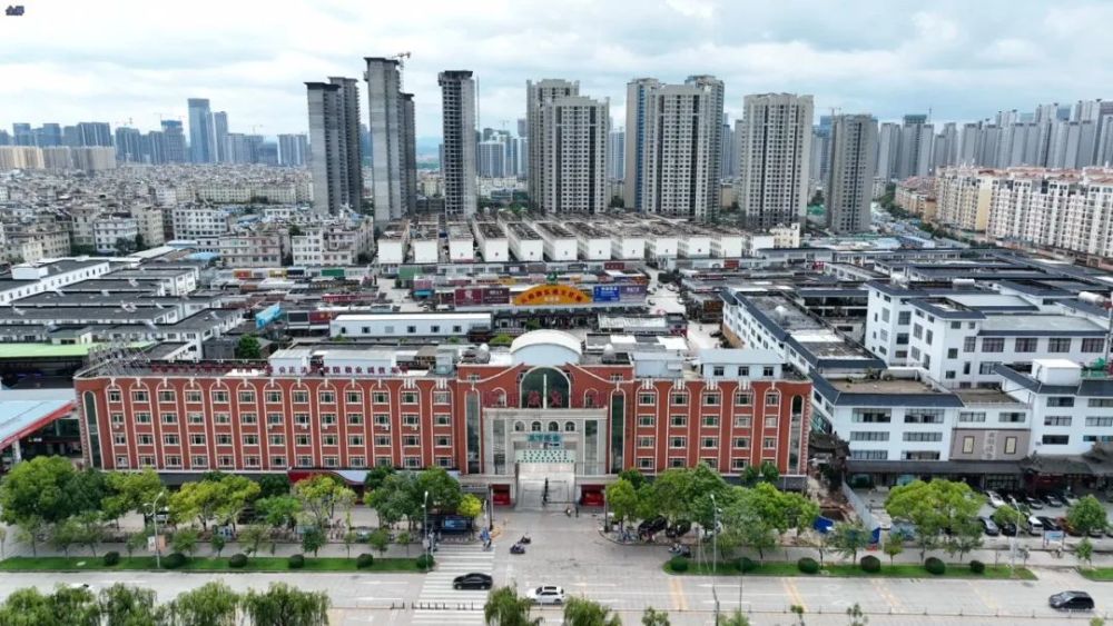 占地面积140亩,年平均交易额逾百亿,康乐茶城以城为名,从面积和商户