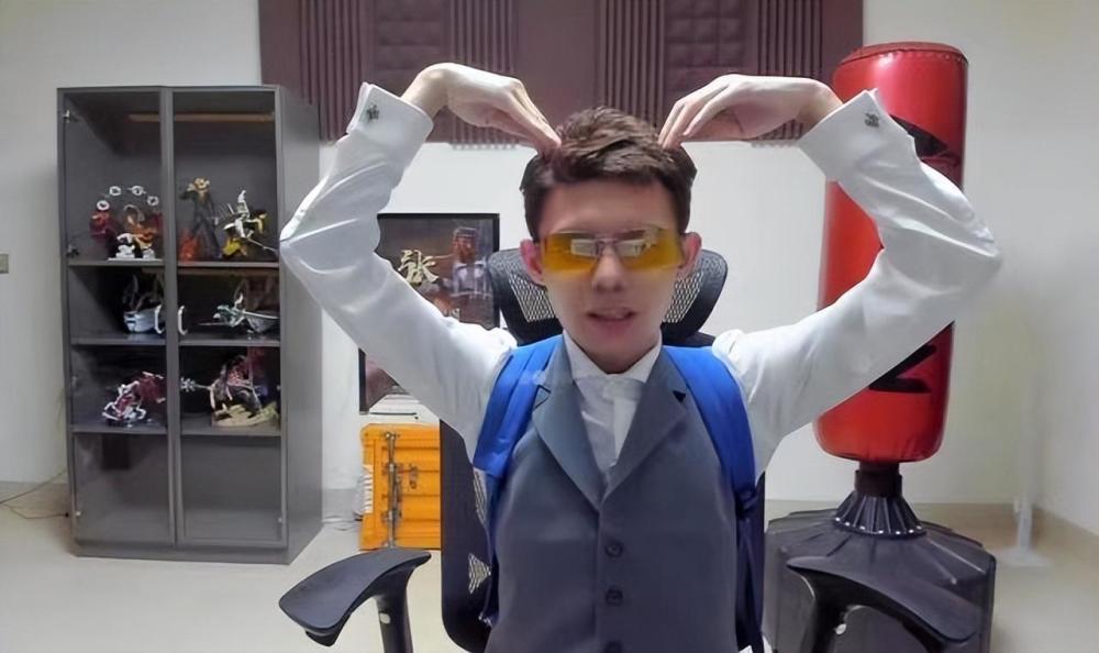 张嘉文首次开启直播露脸,真实身高曝光,整活一流_腾讯新闻