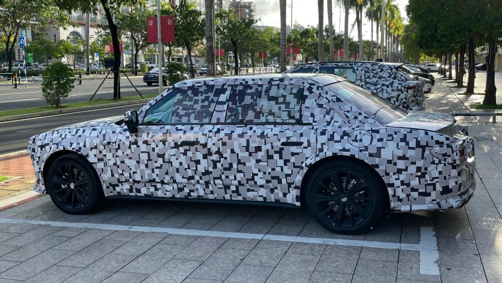 魏派"老爷车"路试曝光,配四只炮眼大灯,车长超5米,明年上市_腾讯新闻