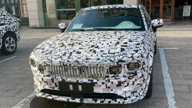 在今年的一季度,小编拿到了长城魏派的一款老爷车的渲染图!