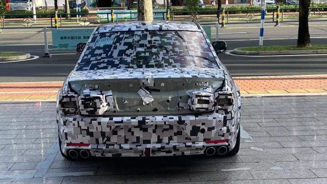 魏派"老爷车"路试曝光,配四只炮眼大灯,车长超5米,明年上市